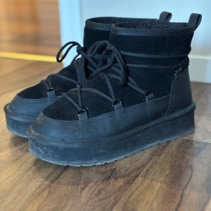 PACE Svarta Vinterboots, 39 - Storlek 39. 26 cm innermått. Innersula: Varmfoder Yttersula: Syntet Yttermaterial: Vattentålig Mocka  Skaftvidd i cm; 34.0 Skafthöjd i cm; 12.0 Klackhöjd i cm; 3.5 Väldigt varma, sköna & bekväma skor!  Nypris 849kr. Köpta på DinSko. Mycket fint skick, inte ens använda en hel säsong.