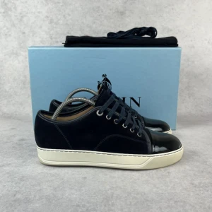 Lanvin DBB1 cap toe sneaker - – Condition: 9,5/10 - used twice  - Size: 39/UK5  – What is included: Dustbag  – Retail price: 5000 + SEK  Please note that Lanvins fit big and our recommendation is to go one size down