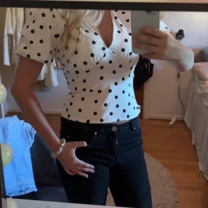 Vit prickig topp - Supersöt topp med svarta prickar🤍🖤aldrig använd, säljer pågrund av ingen användning 