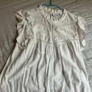  volangblus  - Supersöt vit blus från Vila med volangdetaljer på ärmarna och runt halsen. Blusen har spetsinslag. Size 40🫶🏻