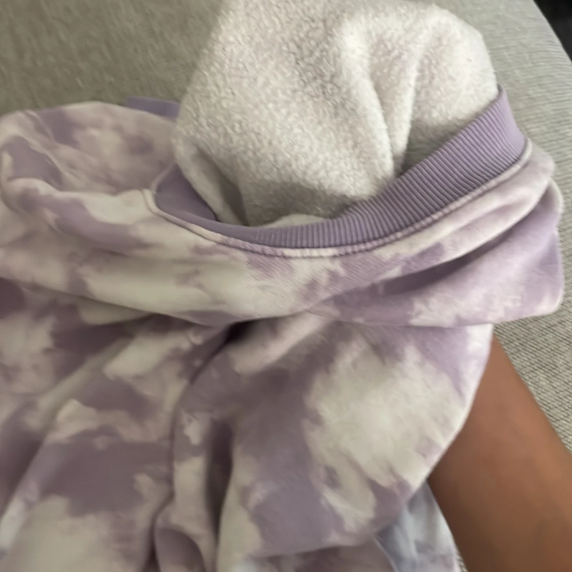 Lila och vit tie-dye sweatshirt - 4