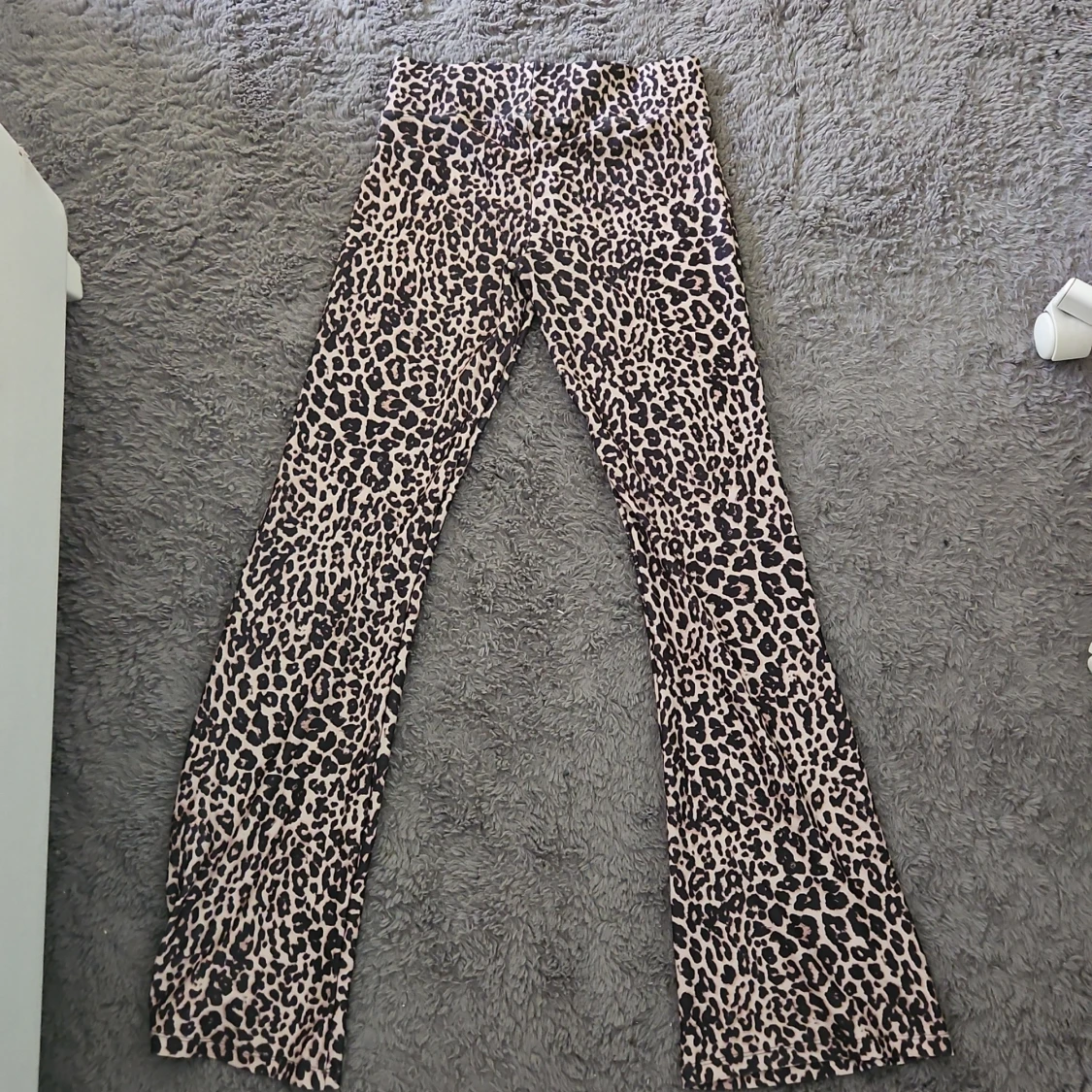 Leopardmönstrade bootcut byxor - 1