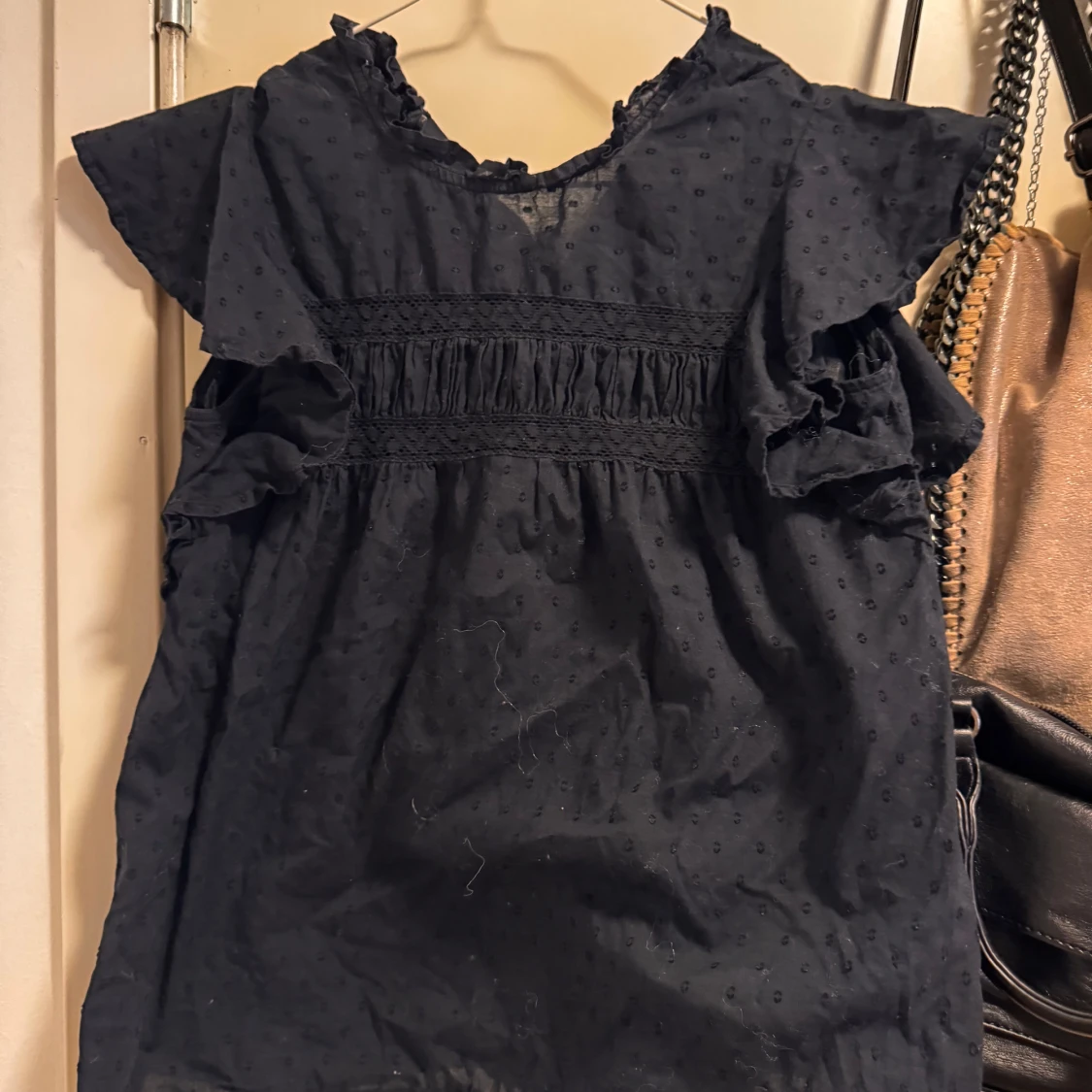 Svart blus med volangärmar - 1