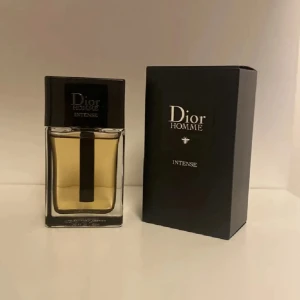 Dior Homme Intense EdP - Dior Homme Intense EdP är en lyxig herrparfym med elegant design. Flaskan är rektangulär i genomskinligt glas med svart lock och detaljer. Doften är intensiv och modern, perfekt för dig som gillar exklusiva parfymer. Kommer med originalkartong.