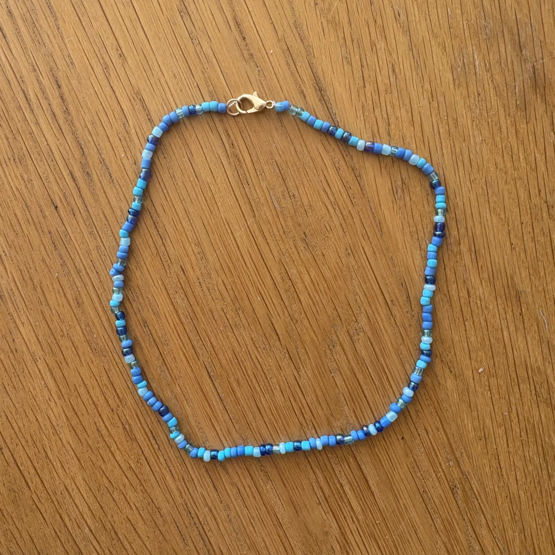 Blå pärlchoker med guldlås - 1