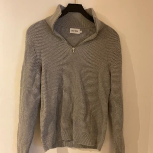 Grå half zip tröja - Grå half zip tröja i storlek S som är i väldigt bra skick. Hör av er vid frågor!