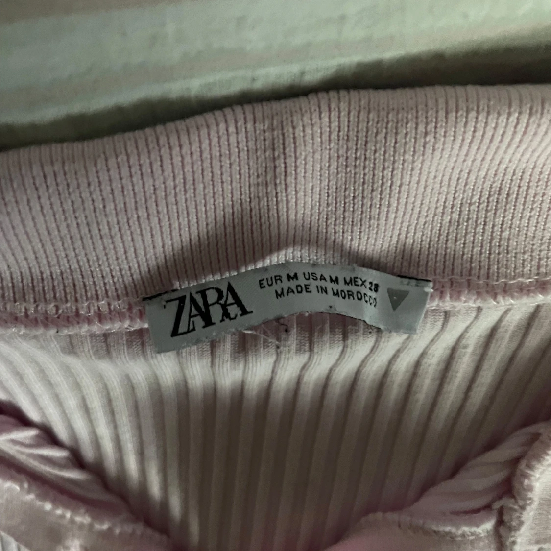 Ljusrosa ribbad polotopp från Zara - 1