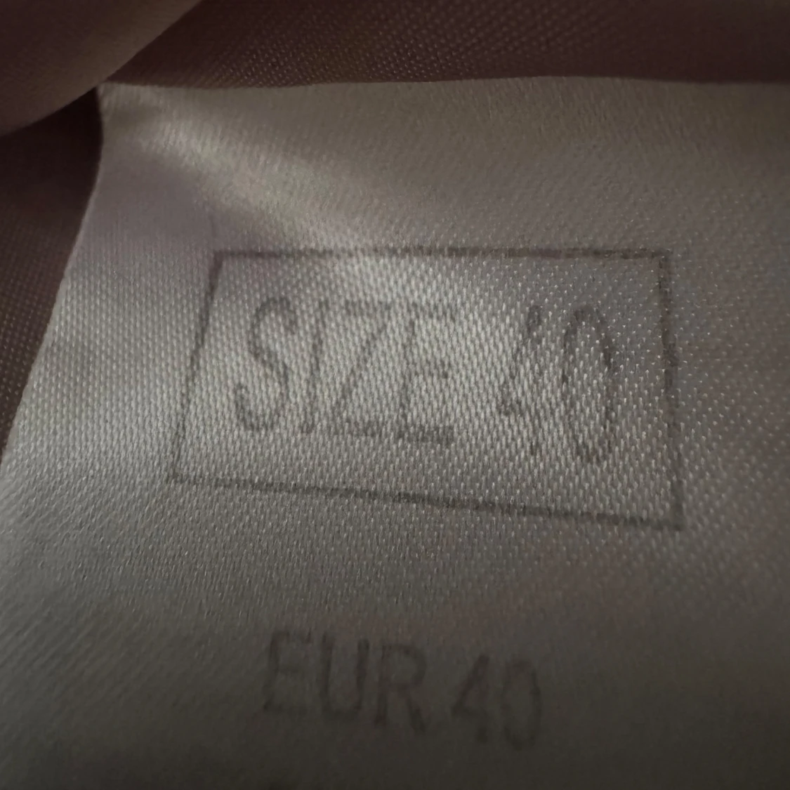 Beige lång dunjacka med bälte, strl 40 - 3