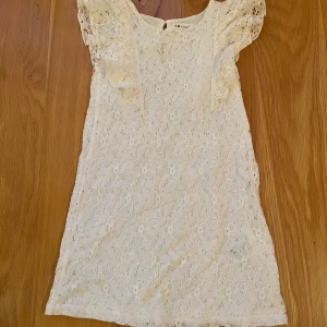 Supersöt vit klänning från hm! - Säljer denna supersöta sommar klänningen från hm i storlek 8-10 år! Klänningen har spets blomm detaljer som är perfekt till sommaren! Priset kan diskuteras💕