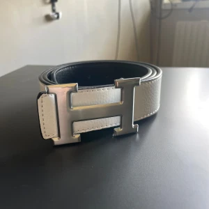 Vitt H bälte - Stilrent vitt bälte perfekt för alla stilar
