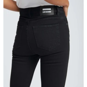 Svarta skinny jeans Dr Denim - Svarta skinny jeans från Dr Denim med hög midja och en kraftigare jeanskvalitet. Storlek: 26/28 vilket motsvarar 34/36. Endast använd endast ett fåtal gånger.