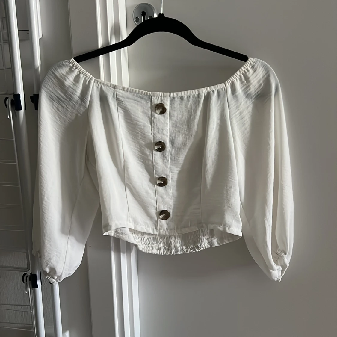 Vit offshoulder blus med knappar