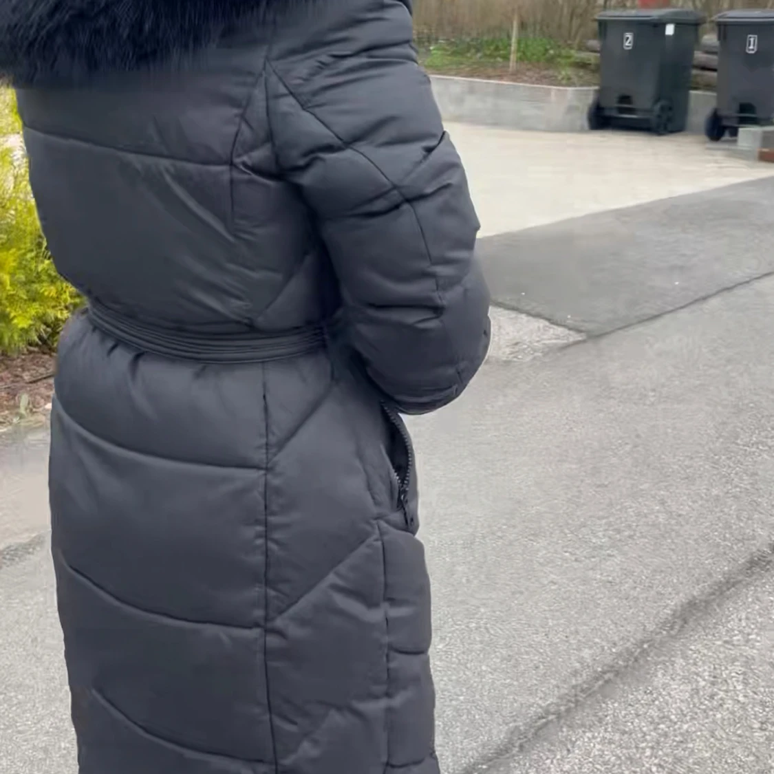 Svart lång pufferjacka med fuskpäls - 1