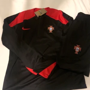 Portugal dress  - En röd/svart Portugal dress i nytt skick