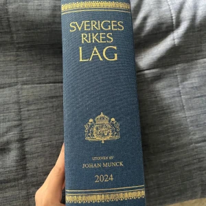 Lagbok 2024 + tillägg - Säljer min lagbok som jag använt till mina juridikstudier. Inköpt i januari i år.  2024 års utgåva, vilket passar perfekt om du ska läsa juristprogrammet i år! Boken är i utmärkt skick men har blyerts markeringar på vissa sidor men dessa kommer suddas ut innan den skickas. Boken kommer även med tillägg! Flärparna kommer även tas bort! Köpt för 1399kr hos adlibris.