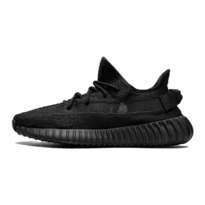 Svarta Adidas Yeezy Boost 350 V2 - Säljer ett par helsvarta Adidas Yeezy Boost 350 V2. Oanvända, kvitto finns. Box medföljer med skorna.