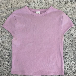 Topp från bershka - Säljer denna lila toppen från Bershka. Den går till naveln ungefär, men den är inte allt för kort💘 Använd väldigt fåtal gånger. Strl - M/S
