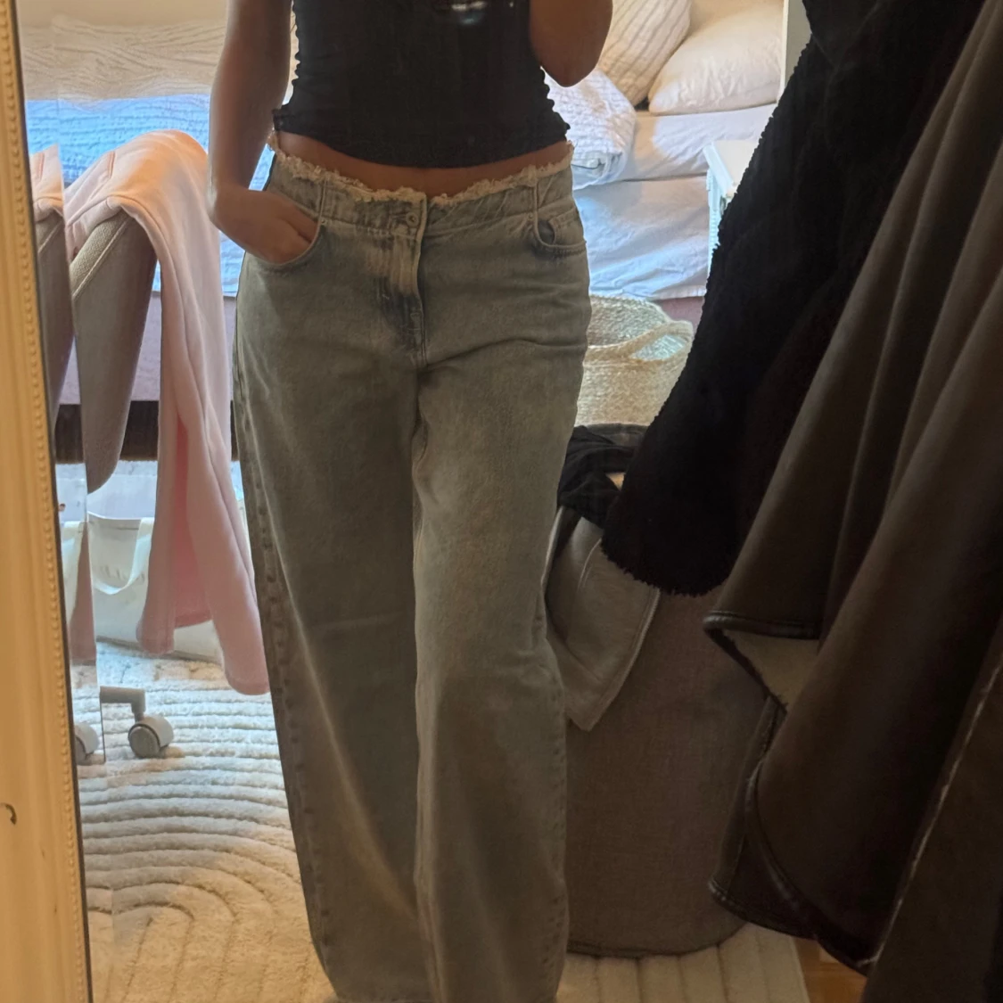 Ljusblå wide jeans med låg midja