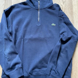 Lacoste half-zip - Half-zip från Lacoste i storlek S. Inga defekter och är inprincip helt ny. 