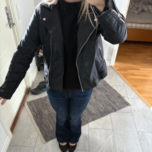 Svart skinnjacka från Stradivarius - Snygg svart skinnjacka från Stradivarius i storlek M men passar perfekt på mig som brukar ha S. Säljer då jag inte riktigt använder skinnjackor och aldrig fått användning till denna.