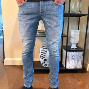 Dondup George ljusblå jeans med skinny fit - Säljer ett par riktigt schyssta Dondup jeans skinny fit storlek 31.                                                 Jag köpte dom helt nya för 3000kr.                    Inte använda så mycket eftersom jag växt ur dom