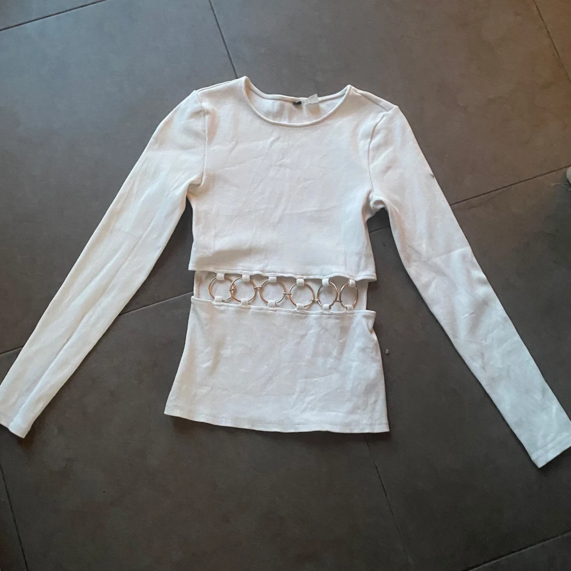 Vit långärmad topp med guld detaljer  - 2