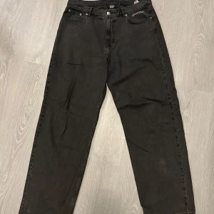 Svarta baggy jeans från Sweet SKTBS - Säljer ett par svarta baggy jeans från Sweet SKTBS då de har fallit mig ur smaken. Om du har någon fråga eller vill diskutera pris, tveka inte att skriva 🙏