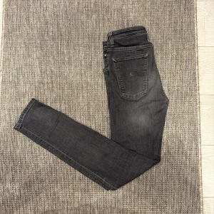 Nudie jeans - Tja säljer ett par stilrena Nudie jeans i en slim fit modell, 9/10 skick på byxorna. Om man har frågor är det bara att skriva🤠🤩pris kan diskuteras!