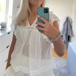 Vit blus från  neo noir - Knappt använd inga tecken på slitage. Storlek s