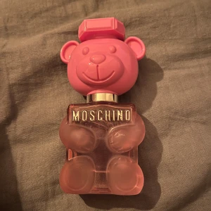 Parfym - Säljer den här moschino parfymen den är helt oanvänd!! Har inte kvar orginalförpacking! Man får till en body lotion från samma märke i beställningen. Om ni har prisförslag kom gärna med det, vill bli av med det. Köpt för 300-400kr