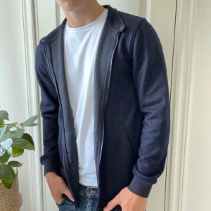 Massimo Dutti cardigan  - Lite tjockare, cotton wool i storlek L. Modellen är 180,75 kg. Kom med frågor! 
