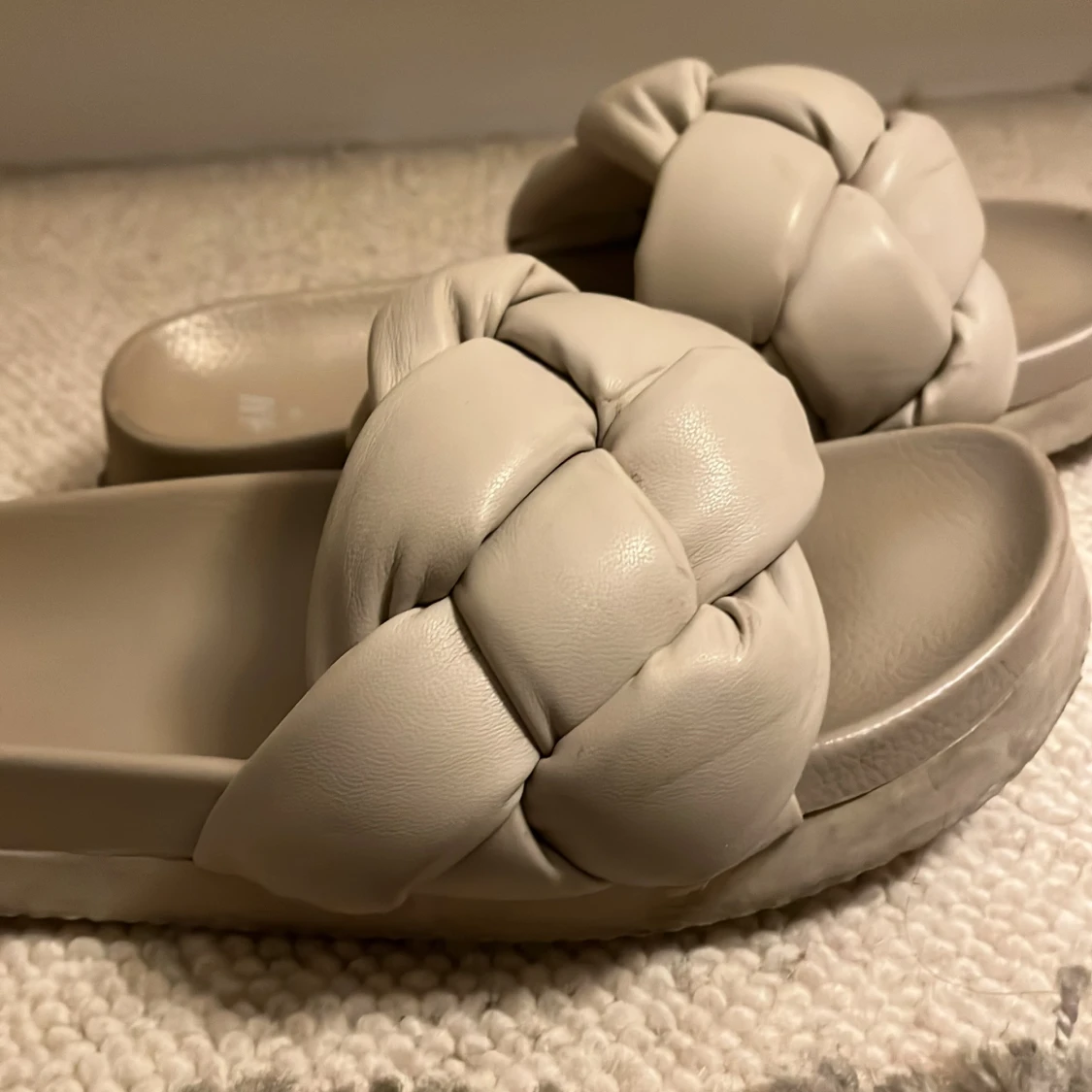 Beige flätade sandaler från H&M