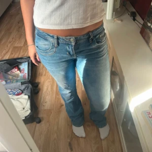 LTB jeans  - Snygga raka jeans ifrån LTB i assbra skick. Storleken är 31/34 Innerbenslängd: 84cm  Ytterbenslängd: 107cm  Midjemått: 41cm❣️