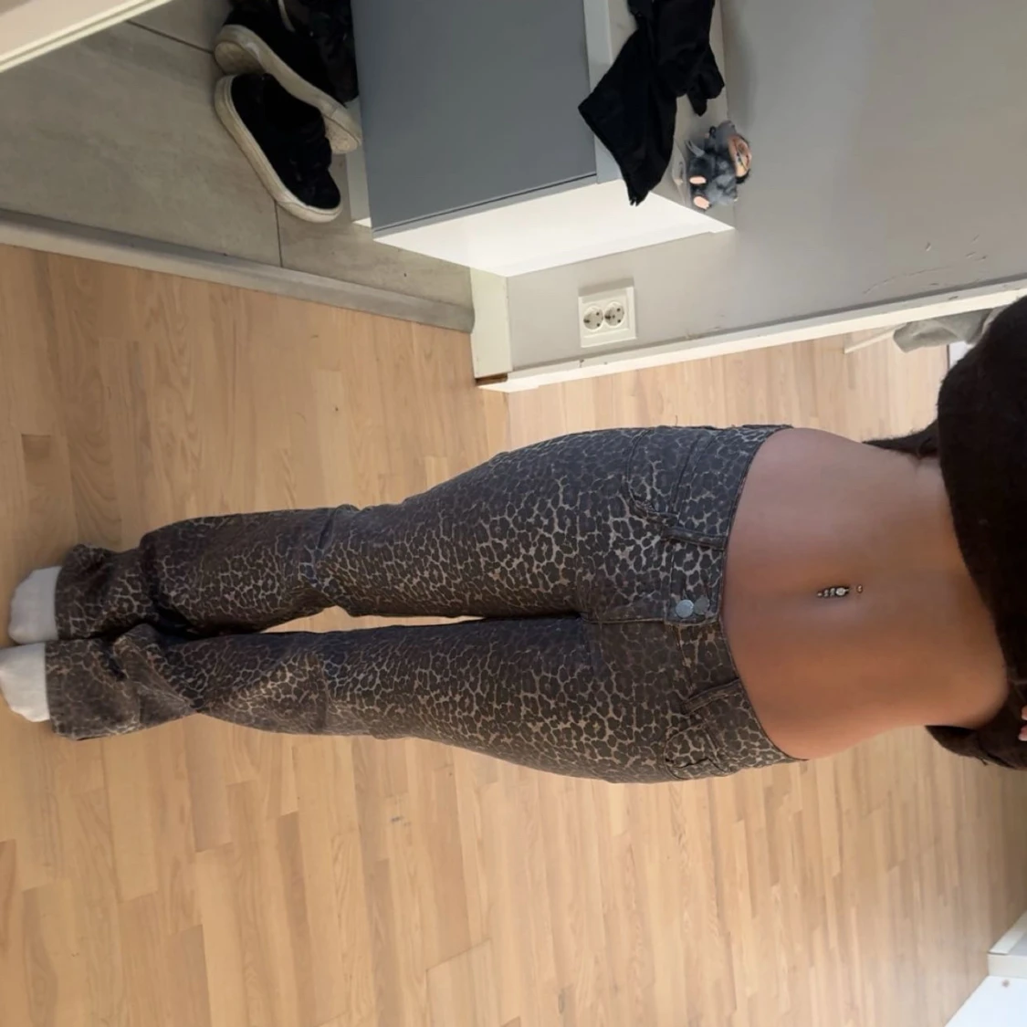 Leopardmönstrade bootcut jeans - 1