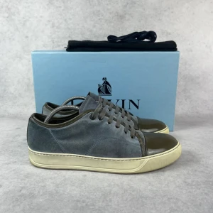 Lanvin DBB1 cap toe sneaker - – Condition: 8/10  - Size: 42/UK8  – What is included: Only the sneakers  – Retail price: 5000 + SEK  Please note that Lanvins fit big and our recommendation is to go one size down