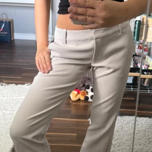 Beiga kostymbyxor med raka ben - Kostymbyxor