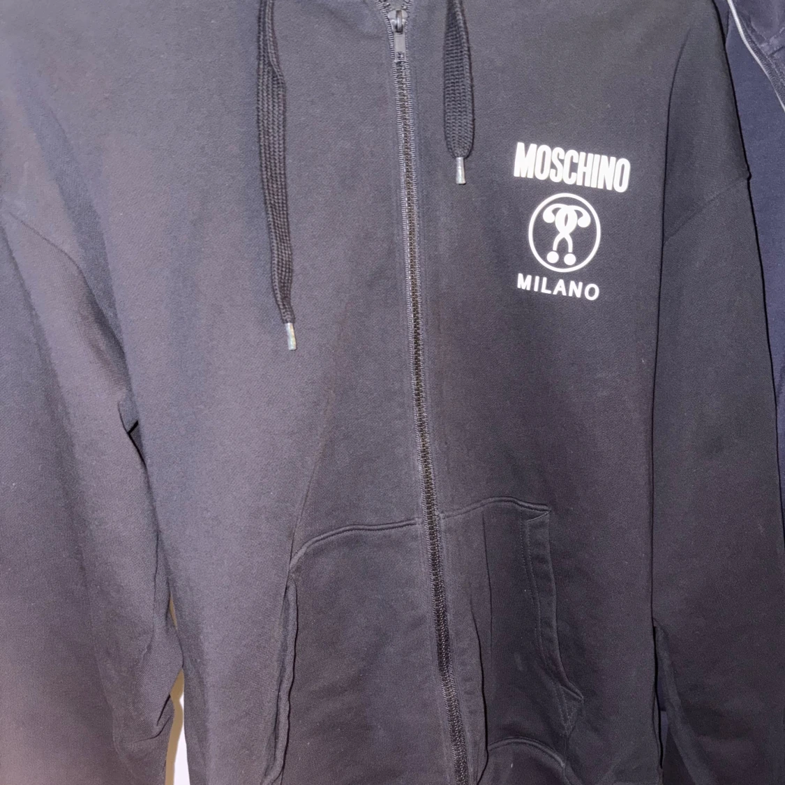 Svart Moschino hoodie med logga