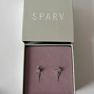 Silvriga örhängen från Sparv - Supersnygga örhängen från Sparv dekorerade med glittriga stenar.