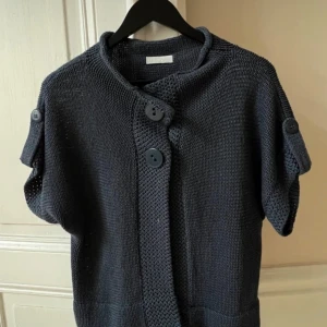 Stickad kofta med knappar - Snygg stickad kofta💙 Står ingen storlek men skulle säga att den passar S/M. Inga defekter.😇