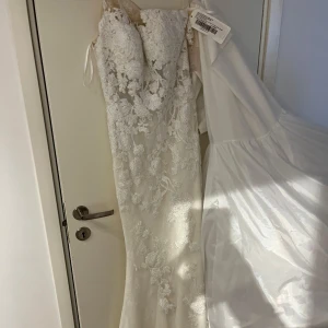 Brudklänning💕 - Helt oanvänd brudklänning, figurnära fishtail med spets och transparent mesh upptill och vackra knappar längs ryggen.💕 superfint släp och underkjol om man vill ha den mer ”fluffig” följer med! Köpt för 30 000💕 Helt i nyskick 