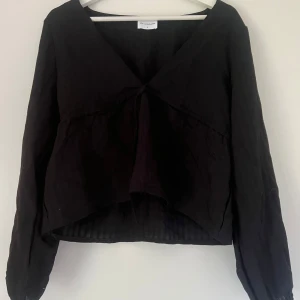 Svart blus med v-ringning - Svart blus från missäy med djup v-ringning och lång ärm. säljer då den tyvärr inte kommer till användning. den är i M men skulle säga att den passar mer xs/s