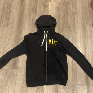 AIK tröja  - Snygg aik tröja med luva i storlek S. Köpt i aik butiken.