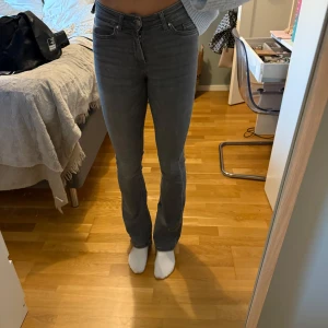 Grå bootcut jeans från ONLY  - Säljer ett par grå jeans från ONLY i storlek XS/32. Men passar även S/34. Modellen har bootcut-ben och klassisk femficksdesign. Jeansen är midwaist och har en snygg, mörkgrå tvätt. Materialet är stretchigt jeans för skön passform och stilren look. Som man kan se på sista bilden har ena lossnat men inget som syns när man har på sig dem. Säljer på grund av att de blivit lite för små. Skriv privat för fler bilder. Passar med långa ben också.💕