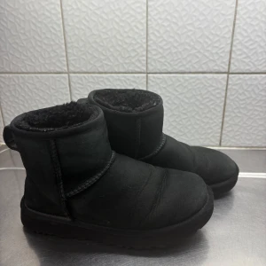 Uggs - Solblekta och absolut använda! Pris går absolut att diskuteras! På bilden är de blöta  efter att jag tvättat de så de är mer blekta när de är torra!