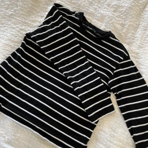 Svartvit randig tröja från BikBok - Svart långärmad tröja från BikBok i storlek XS med vita horisontella ränder. Klassisk rund halsringning och mjukt bomullsmaterial som är skönt mot huden. Perfekt för en chill och stilren look.👌🏼💕💕