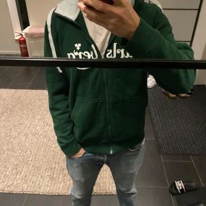 Carlsberg zipup hoodie - En snygg och bekväm Carlsberg  zipup hoodie. Den har bara använts några gånger och har inga tecken på användning.