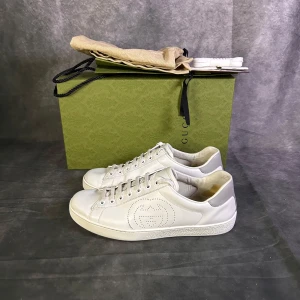 Gucci ace skor - Mycket fint skick | Size uk 7 passar 41  | allt på sista bilden medföljer | fraktar spårbart inom 24 timmar |  för att köpa klicka ” köp nu” | vid frågor skriv ett meddelande