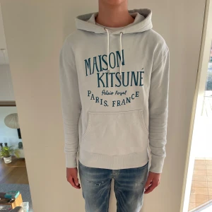 Maison kitsuné hoodie  - Säljer nu min super snygga Maison kitsuné hoodie, skriv för fler bilder/frågor🙌🏼