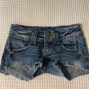 Lowrise jeansshorts  - Jättefina jeansshorts som jag köpt här på plick men tyvärr måste sälja nu då de va för små för mig. Köpte de för 170 och jag fick endast en användning av de. Storlek 25/xxs