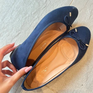 Ballerina skor - Ballerina skor som är använda kanske 2-3 gånger. Inga som helst tecken på användning 💙💙💙I mocka marinblå, köpta på Raglady